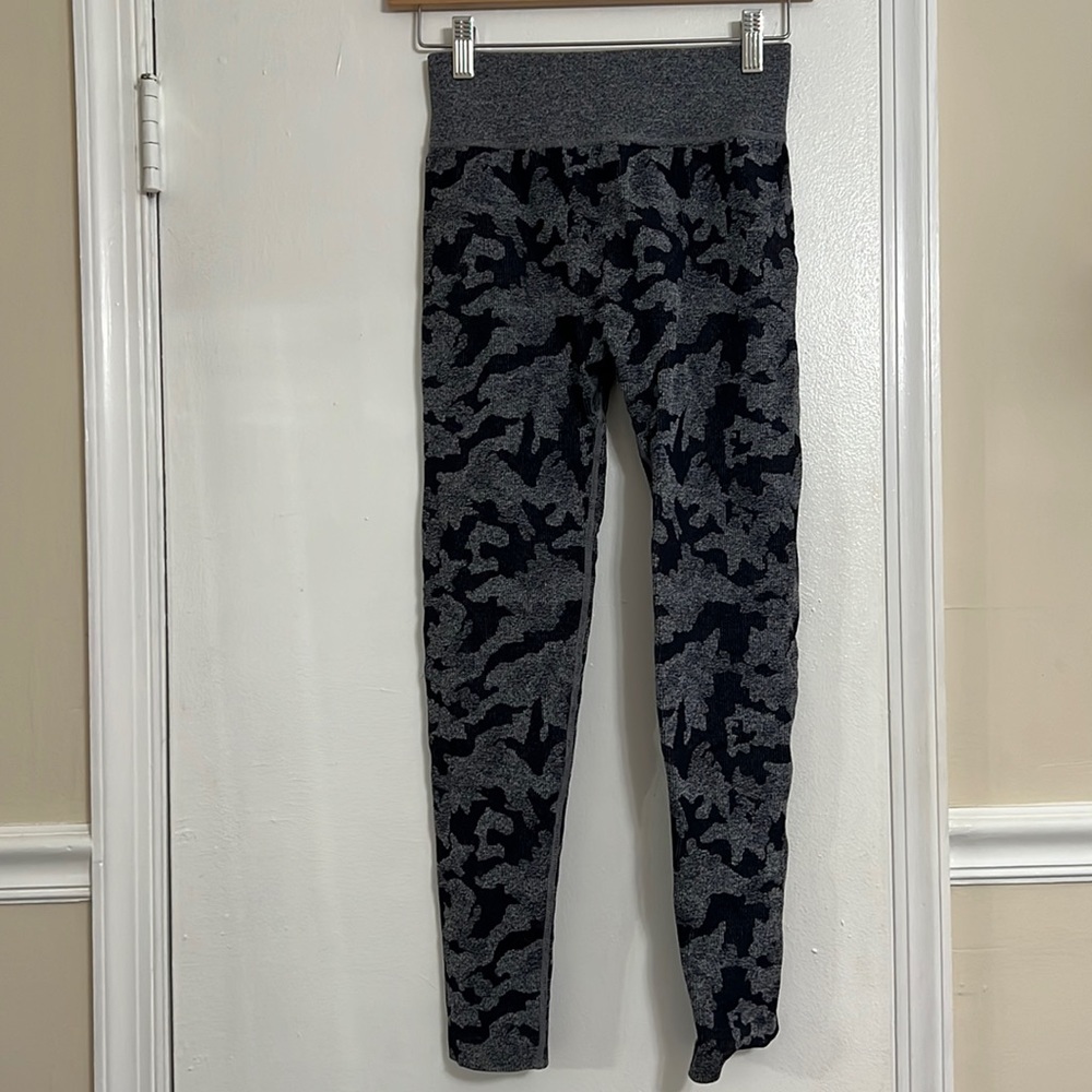Large cameo leggings